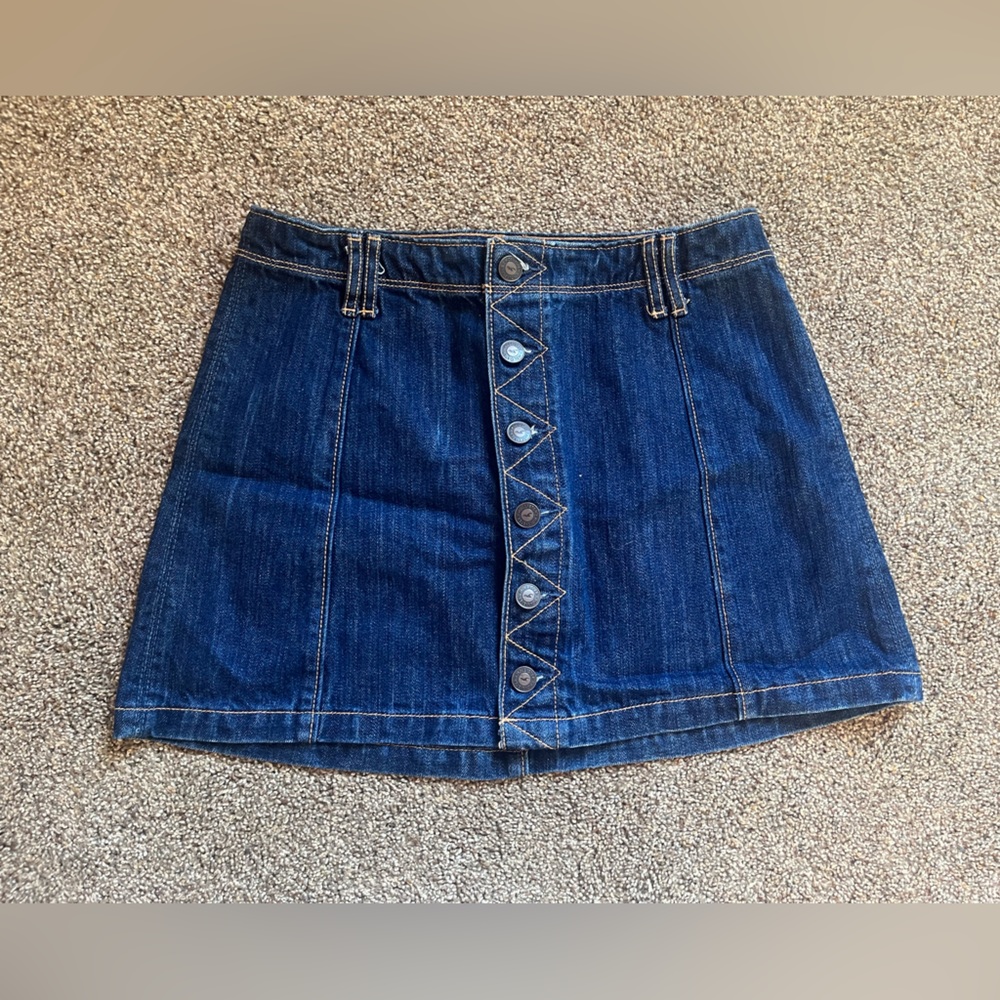 Hollister short jean skirt with button closure and thread detailing